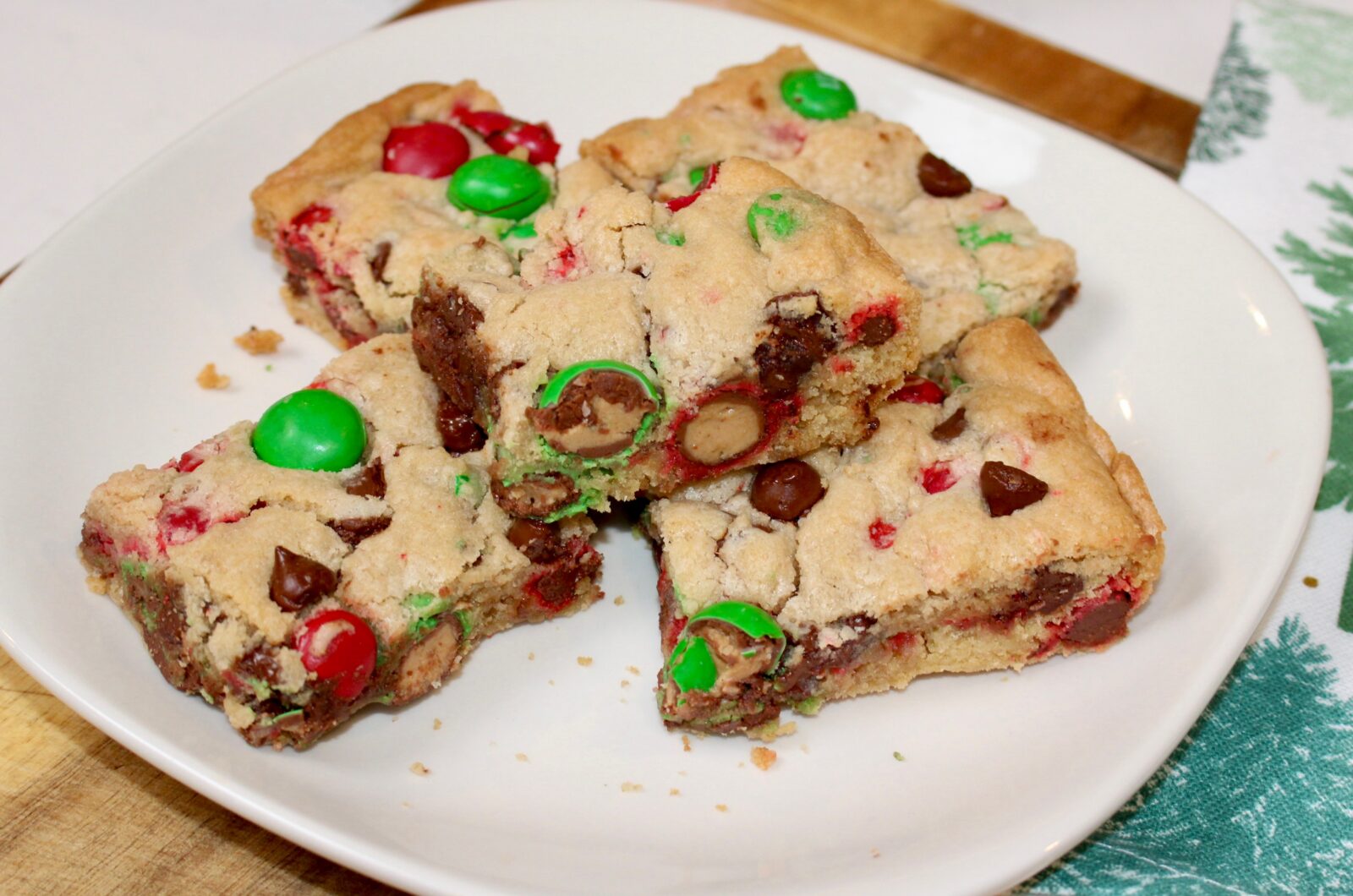Christmas M&M Cookie Bars
